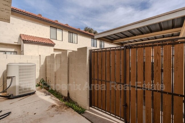 Building Photo - 2985 N Oregon St