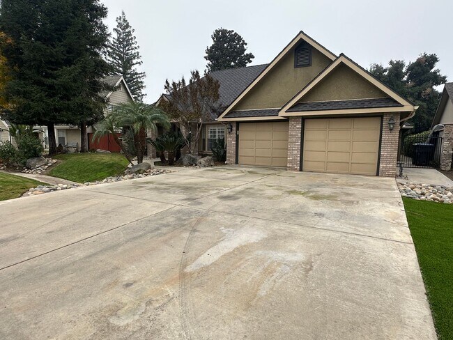 Building Photo - Entertainer delight rental home located in ''The Lakes'' subdivision coming soon!