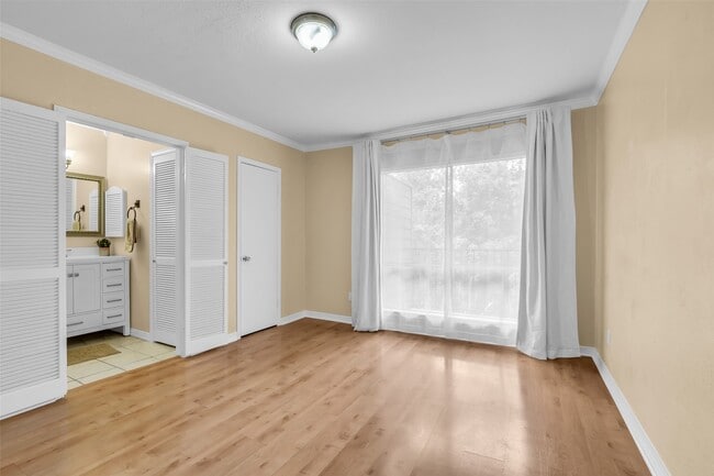 Building Photo - 1800 Stoney Brook Dr