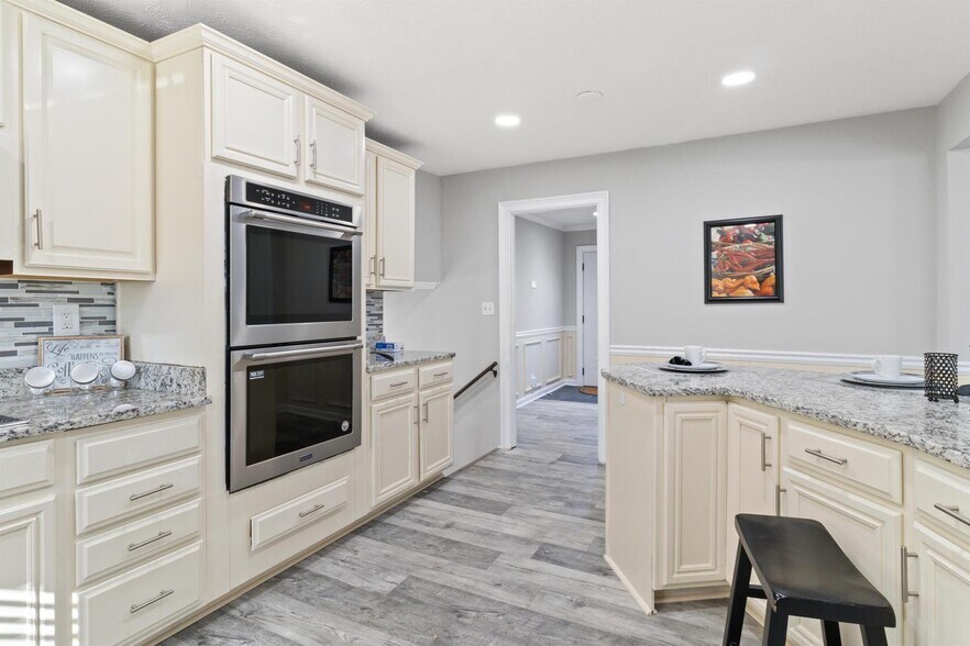 Building Photo - Bright, Spacious Stone Mountain Residence ...