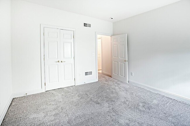 Building Photo - Beautiful 3 bedroom, 3 bath home in over 5...