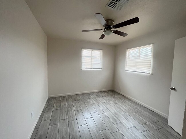 Building Photo - Bright & Comfortable Living in Prime Phoenix Location