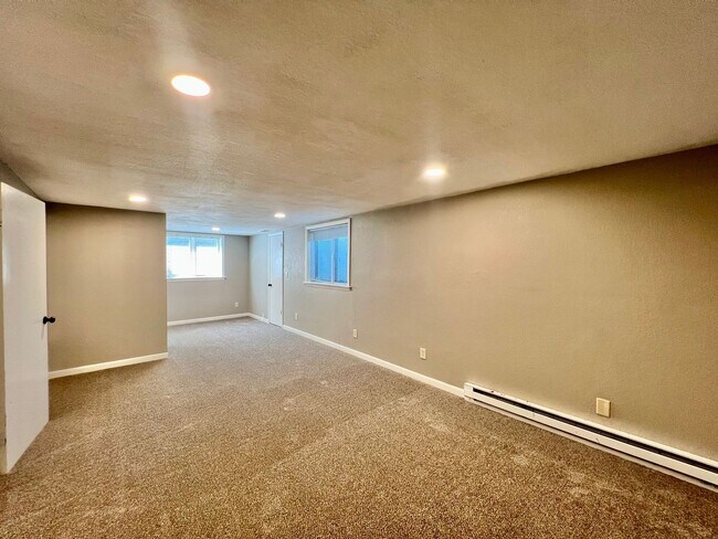 Building Photo - 1/2 Off 1 Month Rent