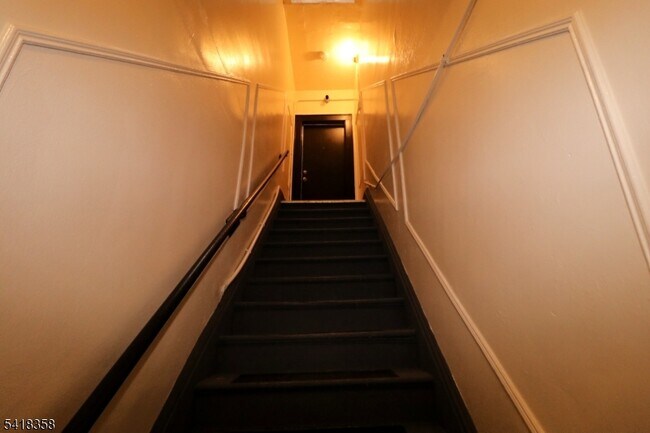 Building Photo - 413 Lyons Ave