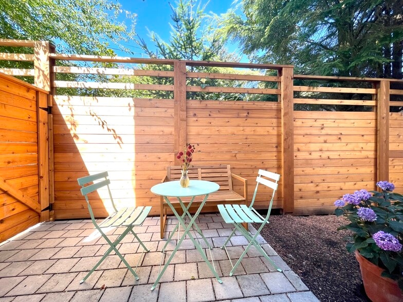Outdoor patio - 4127 40th Ave SW