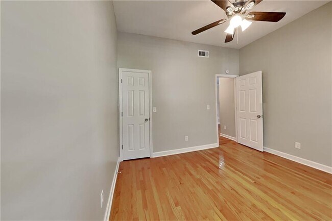 Building Photo - 345 E Willow Run