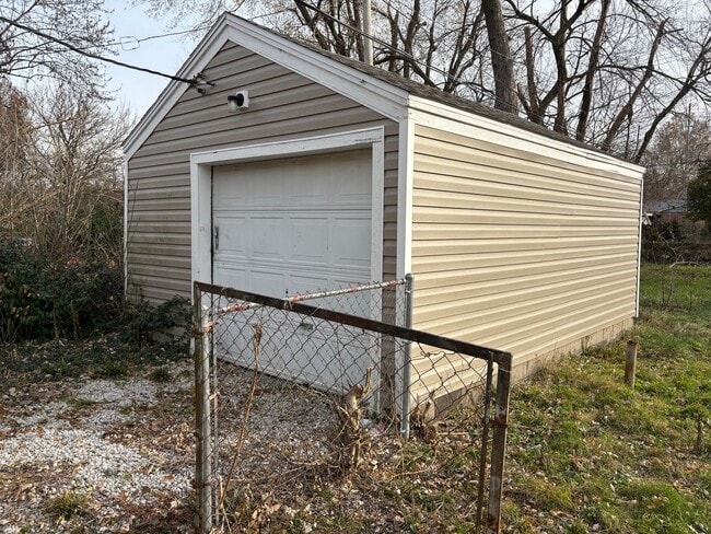 Building Photo - “Move-In Ready 2-Bedroom with Expansive Yard”