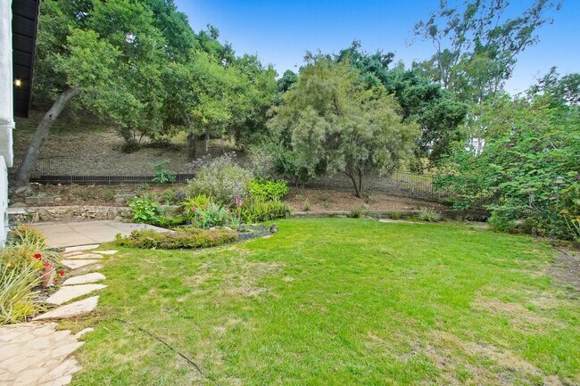 Building Photo - Rent this Beautiful 5 BEDROOM HOME NOW!