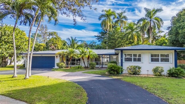 Building Photo - 812 Holly Ln