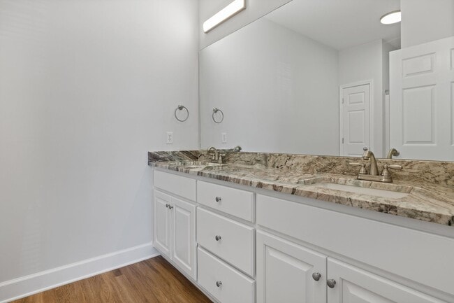 Building Photo - Stunning Newer Townhouse