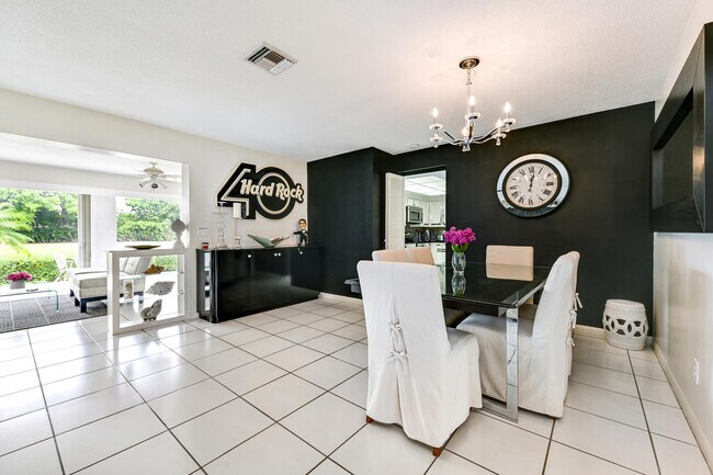 Building Photo - 450 French Royale Cir