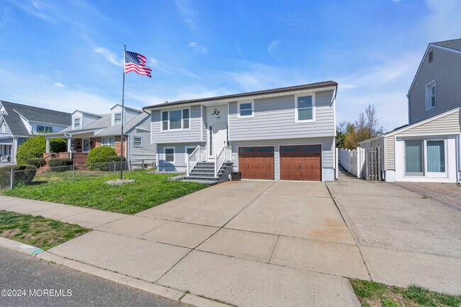 Building Photo - 718 19th Ave