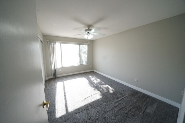 Building Photo - 5710 E Tropicana Ave