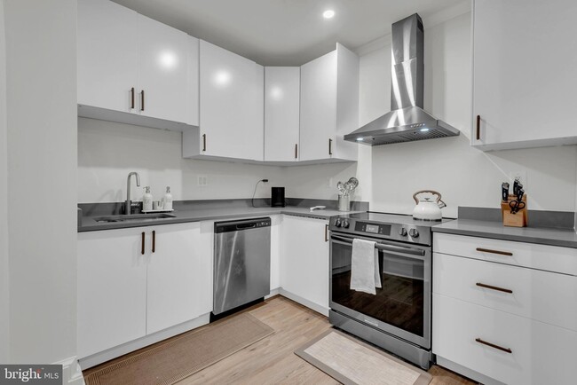 Building Photo - 915 5th St NW