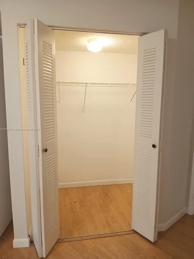 Building Photo - 9999 Summerbreeze Dr
