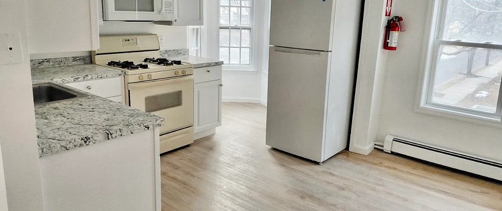 Building Photo - 301 Somerset St