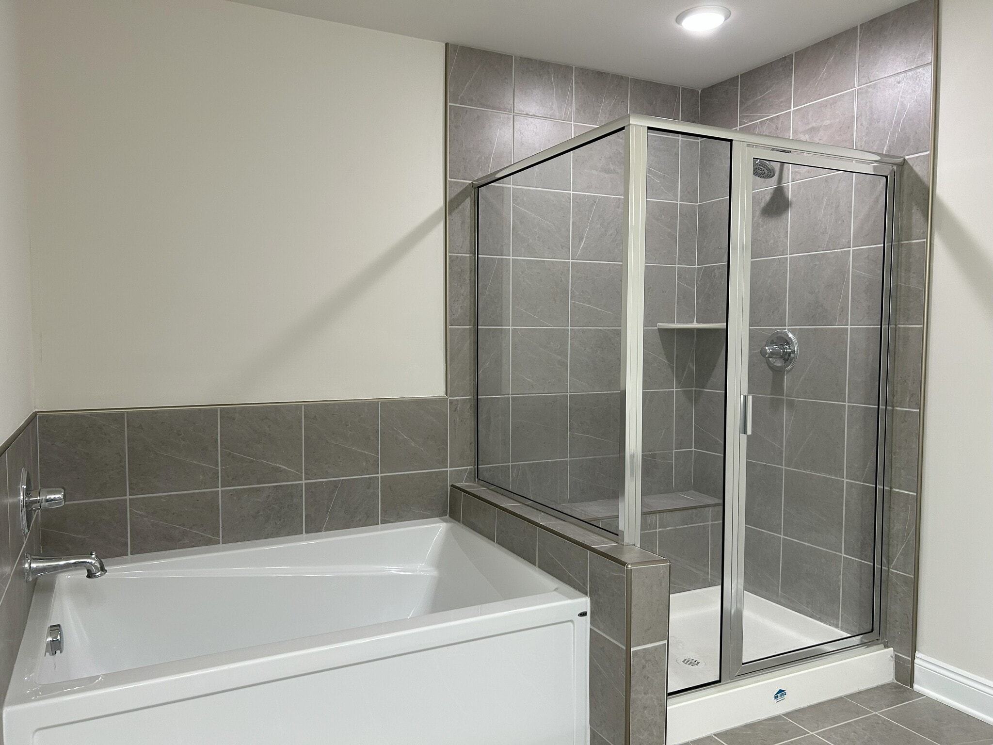 Main Bathroom - 6813 Dunton Rd