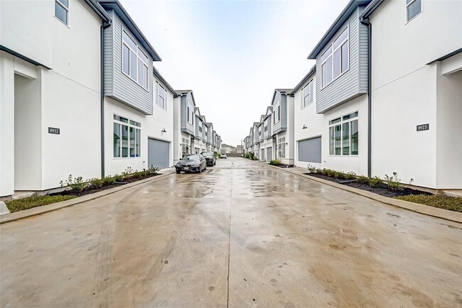 Building Photo - 8930 Spring Knoll Forest Dr