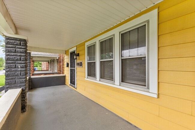 Building Photo - Charming 3-Bed Dutch Colonial with Modern Updates & Massive Yard – Minutes from German Village!