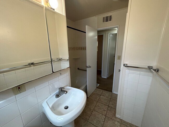 Building Photo - single family home