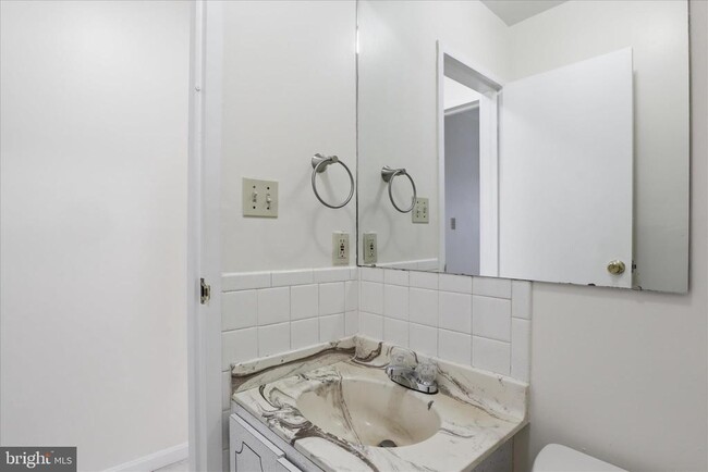 Building Photo - 5516 Dunsmore Rd