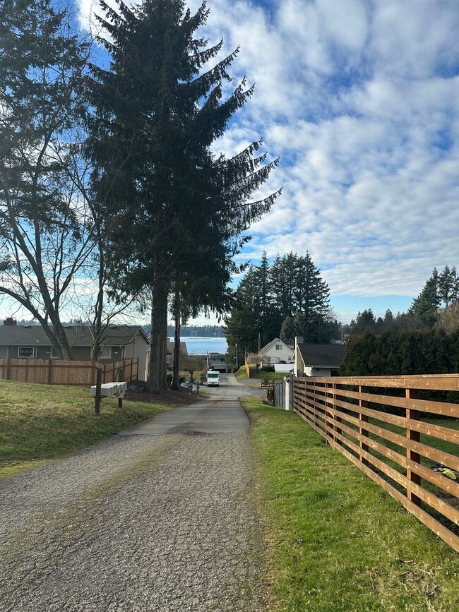 Building Photo - Lake Stevens Luxury Duplex