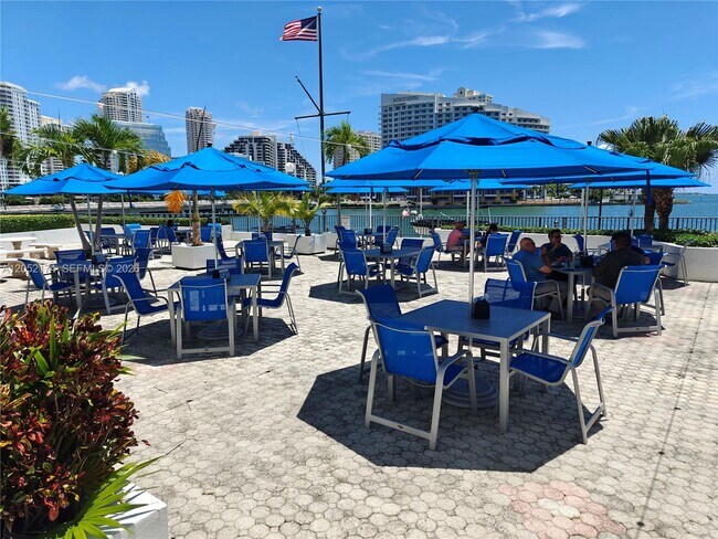 Building Photo - 999 Brickell Bay Dr
