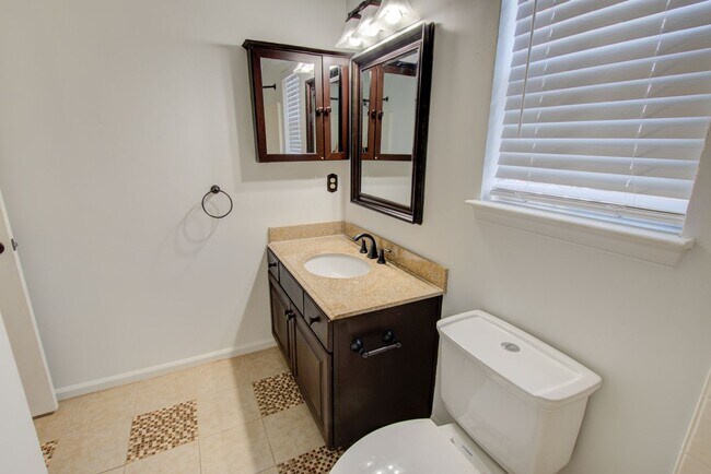 Building Photo - 4 Bedroom, 3 Bath, End Unit Townhome in Ce...