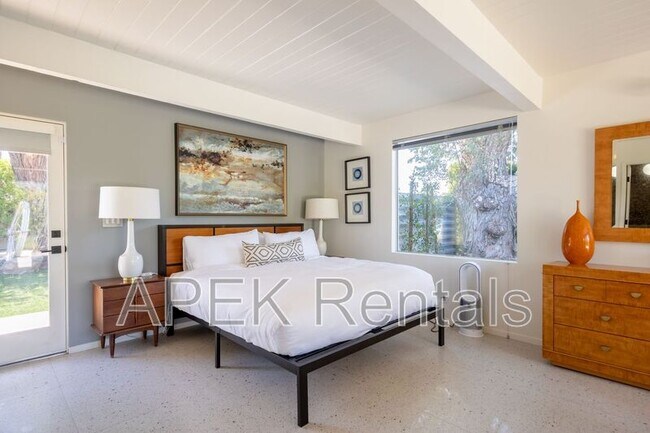 Building Photo - 2204 W Acacia Rd