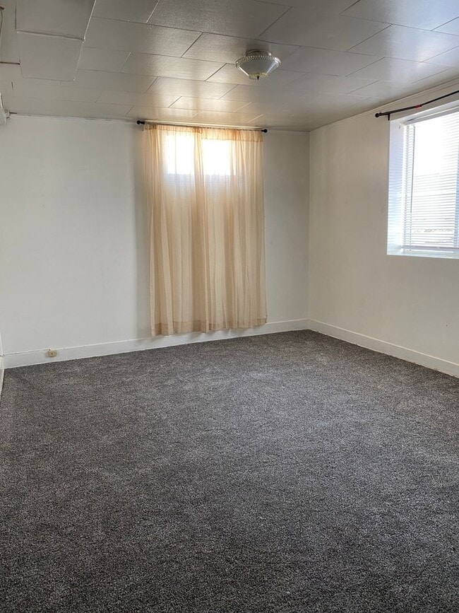 Building Photo - Classic university home with three bedroom...
