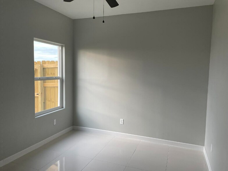 Building Photo - 2507 N Vineyard Ave