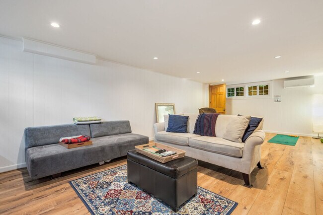 Building Photo - 3177 NE 84th St