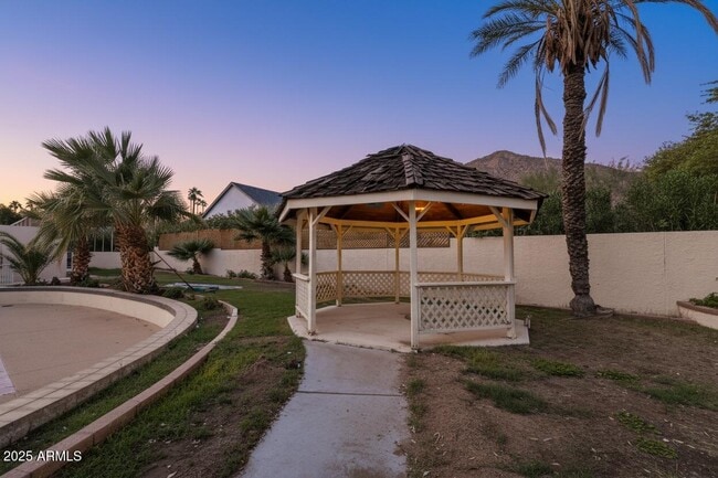 Building Photo - 5310 E Camelback Rd