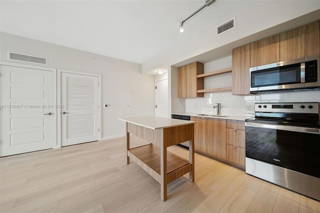 Building Photo - 555 NE 8th St