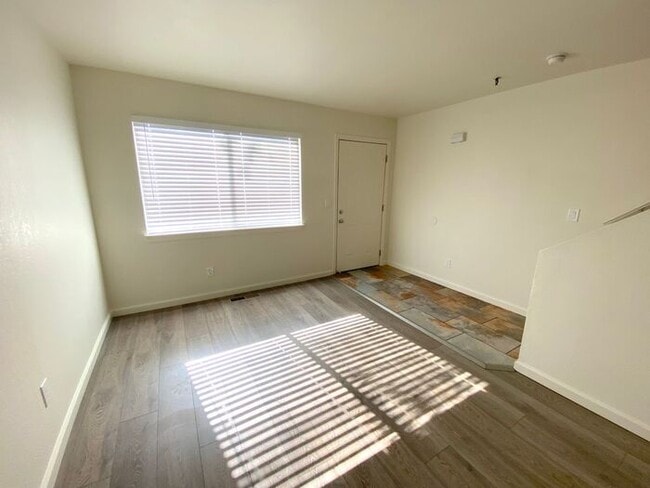 Building Photo - 2 Bedroom Townhouse - Garage/Washer-Dryer ...
