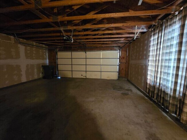 Building Photo - New Listing!