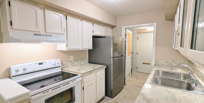 Building Photo - 4150 Monroe Dr
