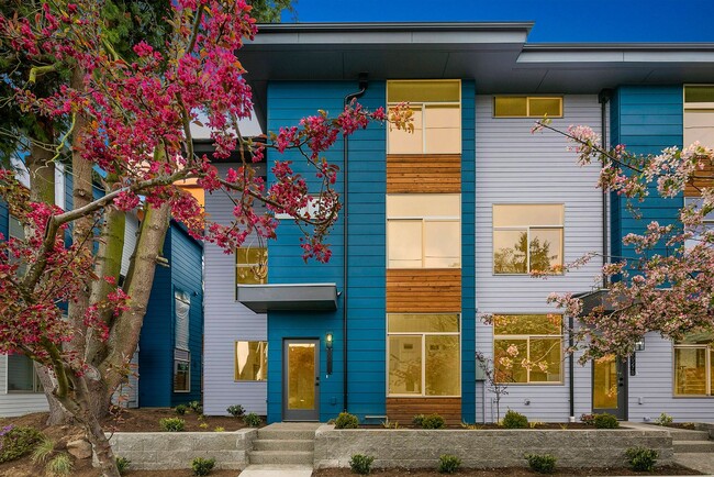 Building Photo - 3 year old Crown Hill townhome
