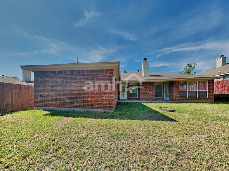 Building Photo - 818 La Sierra Ct