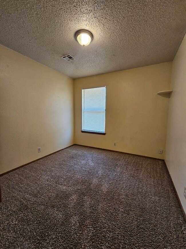 Building Photo - (3) Bed/(2) Bath SE Norman! Easy Access to I35.