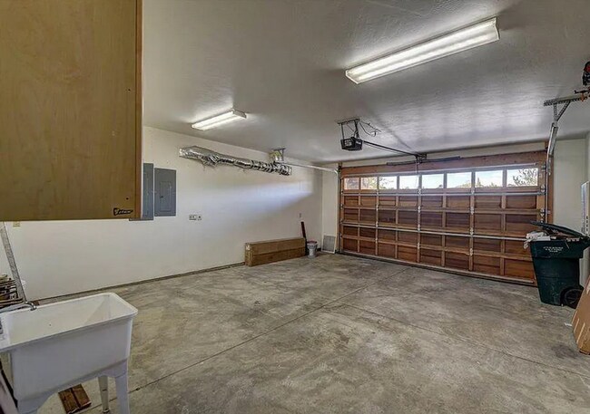 Building Photo - Mountain Sunset Views: Lovely Four-Bedroom House in Skyridge