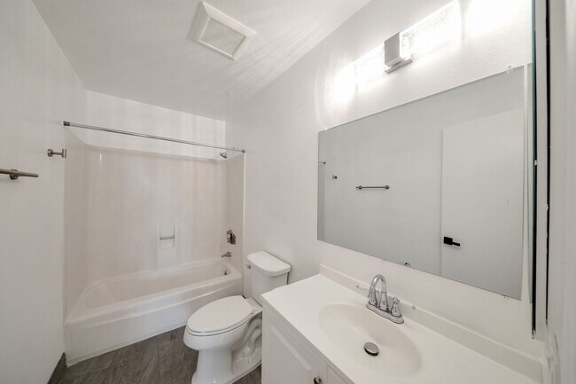 Building Photo - Large 6 Bed/3 Bath house close to ASU with awesome backyard