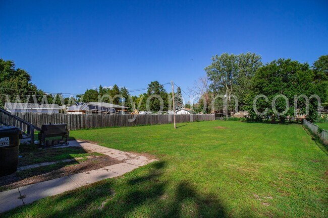 Building Photo - Spacious 3 Bedroom / 1 Bathroom Duplex | Gretna