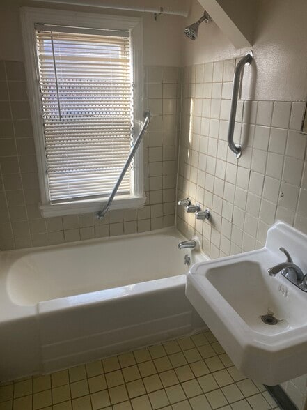 Building Photo - 5134 Caniff Ave