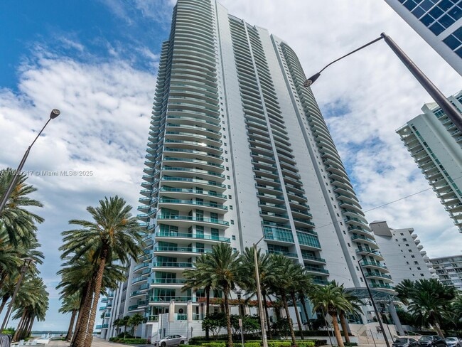 Building Photo - 1331 Brickell Bay Dr