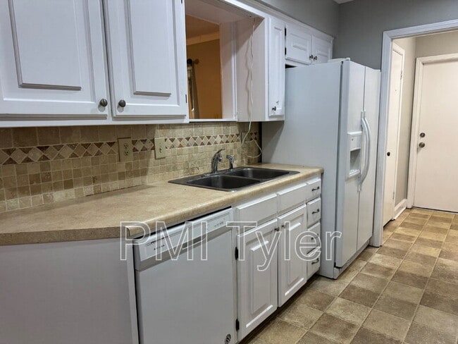 Building Photo - 1005 Towne Lake Dr