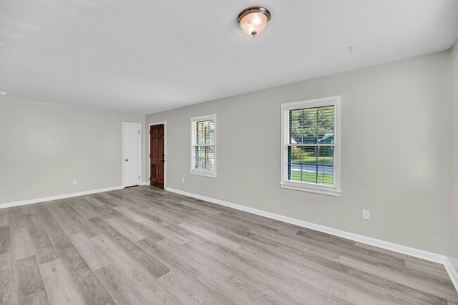 Building Photo - 2 Bed with Flex Space 1 Bath Home in Heart...