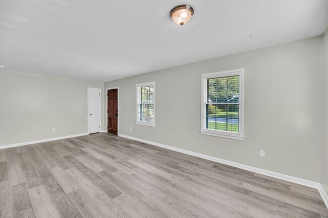 Building Photo - *PRICE DROP!* 2 Bedroom with Flex Space, 1...