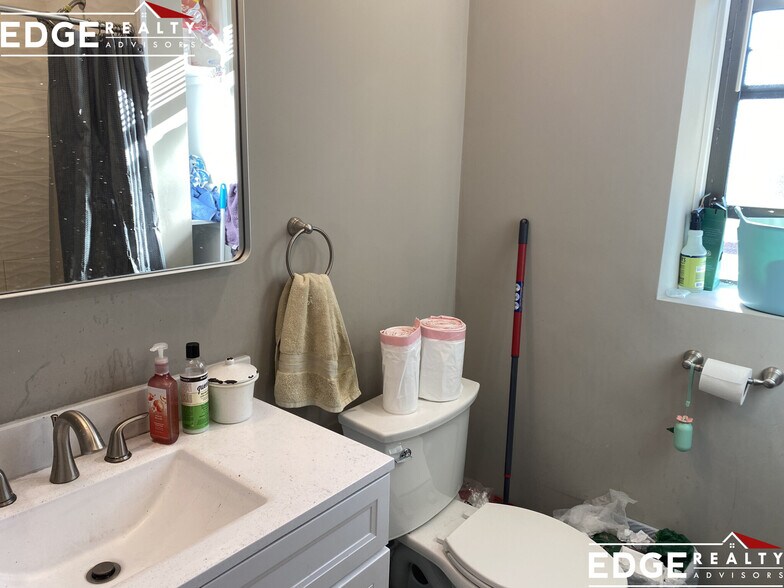 Building Photo - 1914 Beacon St