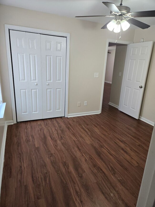 Building Photo - Woodcrest Knolls 210-212